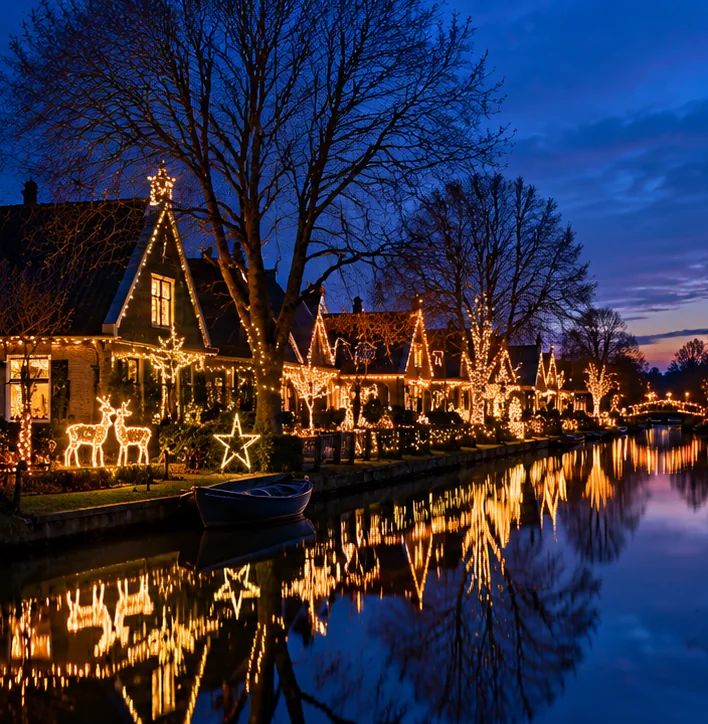 Digitale sfeerillustratie van kerstverlichting langs het water in een Nederlands dorp